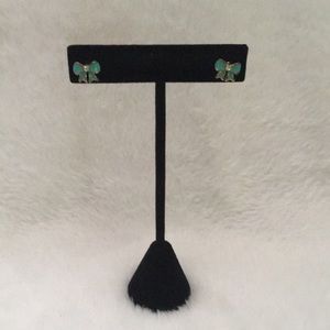 2 pairs of bow earrings